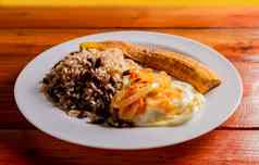 gallopinto菜成熟的炸鸡蛋服务木表格gallopinto早餐炸鸡蛋马杜罗表格概念典型的食物拉丁美国