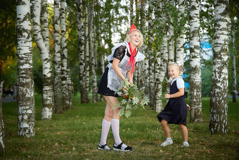 年轻的成人女学生9月妈妈。女儿有趣的一代又一代小学生苏联俄罗斯女先锋红色的领带10月女孩现代统一的