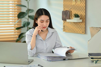 集中女经济学家女人分析金融<strong>市场报告</strong>移动PC工作站