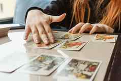 塔罗牌卡片塔罗牌卡占卜深奥的背景女人使布局卡片表格占卜预测塔罗牌卡片