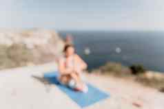 摘要散焦健身女人海快乐中间岁的女人白色运动服装练习早....在户外公园海滩视图女健身普拉提瑜伽例程概念健康的生活方式