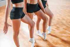 培训例程集团女孩子们练习运动练习在室内