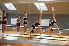 每天例程集团女孩子们练习运动练习在室内