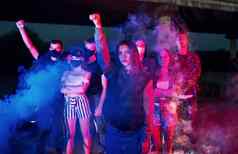烟的拳头警察集团抗议年轻的人站积极分子人类权利政府