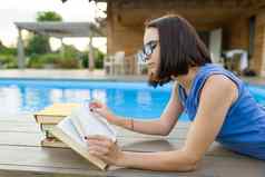 青少年女孩阅读书女孩私人区域房子池