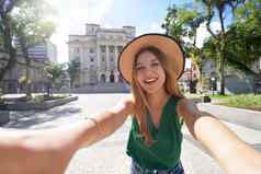 旅游桑托斯巴西快乐快乐的旅行者女孩需要肖像maua广场历史中心桑托斯巴西