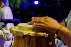 鼓被称为阿塔巴克巴西典型的巴西人仪式