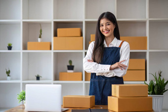 肖像年轻的亚洲女人电子商务员工坐着办公室完整的包背景写请注意订单计算器锻造业务电子商务交付业务
