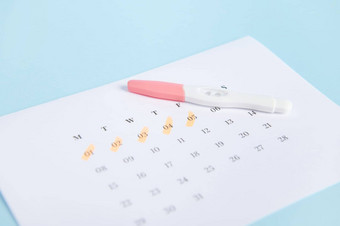 怀孕测试日历日期月经标志着蓝色的颜色背景排卵日期计算