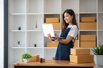 肖像年轻的亚洲女人电子商务员工坐着办公室完整的包背景写请注意订单计算器锻造业务电子商务交付业务