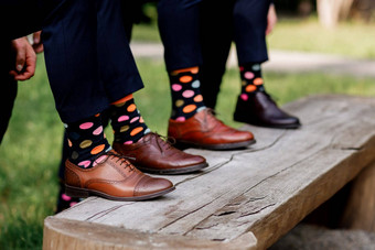 时尚的男人的袜子时尚的手提箱男人的腿五彩缤纷的袜子鞋子概念风格时尚美假期