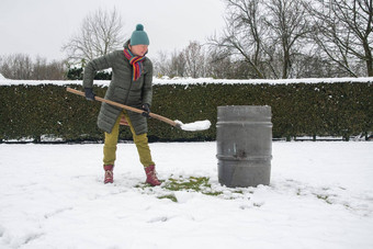 中年女人收集雪桶铲自然资源
