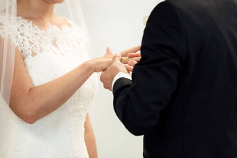 婚礼环把婚礼环关闭新娘把环新郎泰国婚礼仪式泰国婚礼装饰新娘把环马夫的手指