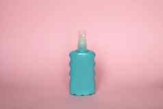蓝色的空白未打上烙印的化妆品塑料瓶洗发水过来这里乳液奶油浴泡沫粉红色的背景