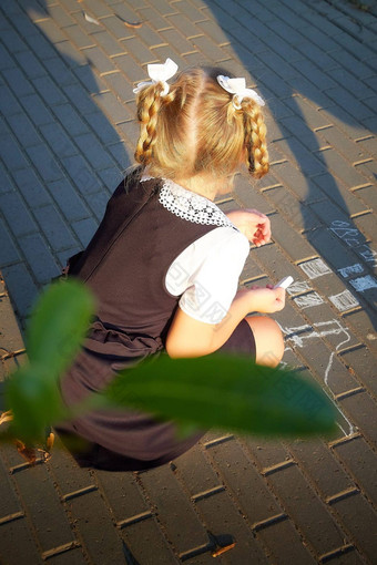 女孩小学学校学生现代学校统一的画粉笔沥青在户外女孩子女学生学校回来学校9月俄罗斯