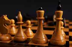 白色木国际象棋块王女王骑士马棋子棋盘黑色的孤立的背景