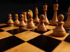 国际象棋游戏白色棋子国际象棋块开始位置棋盘孤立的黑色的背景