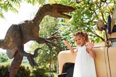 快乐的女孩有趣的公园恐龙副本在户外