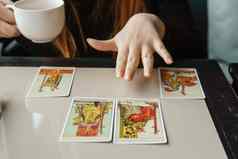 反式 ;俄罗斯2月塔罗牌卡片塔罗牌卡占卜深奥的背景女人使布局卡片表格占卜预测塔罗牌卡片