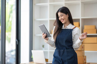 启动小业务<strong>企业</strong>家锻造亚洲女人包装布盒子肖像年轻的亚洲小业务老板首页办公室在线出售市场营销交付锻造电子商务电话<strong>销售</strong>概念