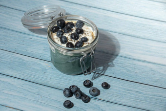 玻璃Jar自然有机自制的酸奶<strong>蓝</strong>莓螺旋藻小球藻超级食物超级<strong>粉蓝</strong>色的藻类海杂草提高免疫力成分概念健康的吃早餐希腊酸奶发酵