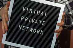 女手持有信董事会文本虚拟私人网络vpn创建互联网协议保护私人网络匿名安全安全互联网访问小工具
