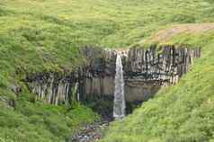 风景优美的视图黑色瀑布瀑布流动绿色悬崖冰岛