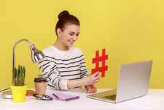 女人坐着工作场所显示大红色的标签象征移动PC屏幕分享病毒内容