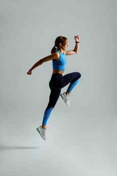 运动确定女人运行空中锻炼有氧运动锻炼工作室背景