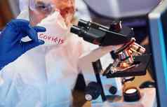 科学家白色保护穿在室内实验室镜头科维德标题