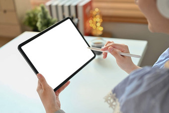 关闭视图有创意的女人手持有手写笔笔指出空白显示数字平板电脑