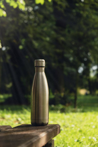 水瓶可重用的钢热水瓶木板凳上可持续发展的生活方式塑料免费的浪费免费的生活绿色环境保护