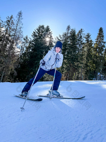 拍摄滑雪女人坐着滑雪坡休息放松极端的娱乐活跃的生活方式活动女滑雪坡山冬天活跃的体育运动