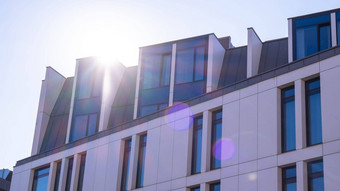 现代办公室建筑外玻璃外观清晰的天空背景生动的颜色透明的玻璃墙办公室建筑红色的粉红色的装饰元素外观现代欧洲建筑商业办公室建筑摘要