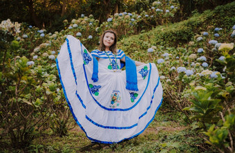 女孩尼加拉瓜国家人<strong>服装</strong>年轻的尼加拉瓜女人传统的人<strong>服装</strong>场米尔弗洛雷斯微笑女孩国家人<strong>服装</strong>场包围花