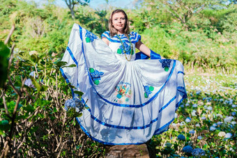 尼加拉瓜女人传统的人<strong>服装</strong>场米尔弗洛雷斯微笑女人国家人<strong>服装</strong>场包围花人尼加拉瓜国家人<strong>服装</strong>
