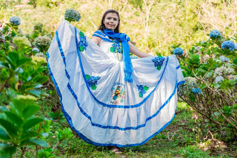 人尼加拉瓜国家人<strong>服装</strong>年轻的尼加拉瓜女人传统的人<strong>服装</strong>场米尔弗洛雷斯微笑女人国家人<strong>服装</strong>场包围花