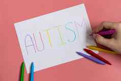 文本词自闭症纸表写色彩斑斓的信蓝色的背景