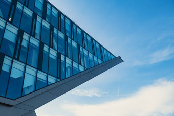 现代办公室建筑外玻璃外观清晰的天空背景透明的玻璃墙办公室建筑元素外观现代<strong>欧洲建筑</strong>商业办公室建筑摘要