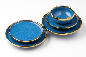 集蓝色的陶瓷盘子杯白色背景