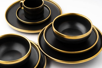 集黑色的金陶瓷盘子杯白色背景