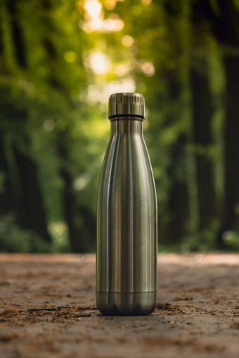 水瓶可重用的钢热水瓶绿色草可持续发展的生活方式塑料免费的浪费免费的生活绿色环境保护
