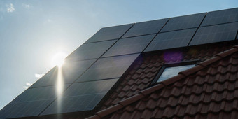 生态房子太阳能面板替代传统的能源电池带电太阳能细胞广告绿色能源可持续发展的生活可再生
