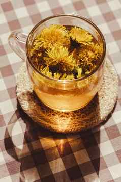 蒲公英花健康的茶玻璃杯表格Herbal医学美味的噻吩茶新鲜的黄色的开花蒲公英花内部茶杯绿色清算输液野花生态友好的有机