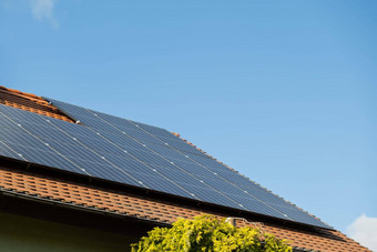 生态房子<strong>太阳能</strong>面板替代传统的能源电池带电<strong>太阳能</strong>细胞<strong>广告</strong>绿色能源可持续发展的生活可再生