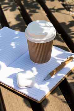 咖啡工艺回收纸杯纸笔记本无线耳机模型咖啡打破音频疗愈声音治疗健康仪式积极的精神健康习惯听播客写作发现感激之情杂志使计划周一年考虑到减少压力