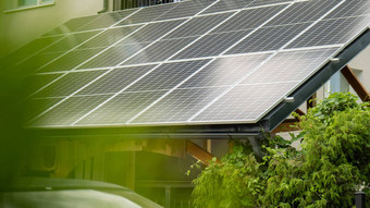 <strong>生态</strong>房子太阳能面板替代传统的能源电池带电太阳能细胞广告绿色能源可持续发展的生活可再生