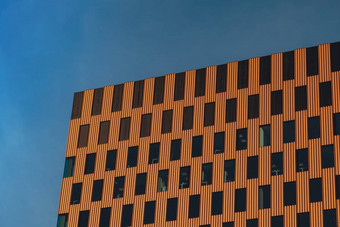 现代办公室<strong>建筑</strong>外玻璃外观清晰的天空背景透明的玻璃墙办公室<strong>建筑</strong>橙色装饰元素外观现代欧洲<strong>建筑</strong>商业办公室<strong>建筑</strong>摘要