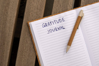 写作感激之情杂志木板凳上今天感激的发现杂志反射有创意的写作增长个人发展概念幸福精神上的健康考虑到<strong>整体</strong>健康实践