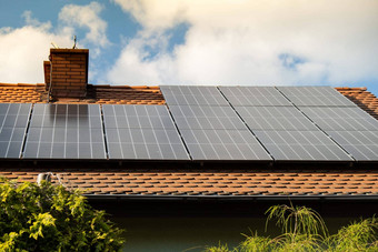 生态房子太阳能面板替代传统的<strong>能源</strong>电池带电太阳能细胞广告<strong>绿色能源</strong>可持续发展的生活可再生